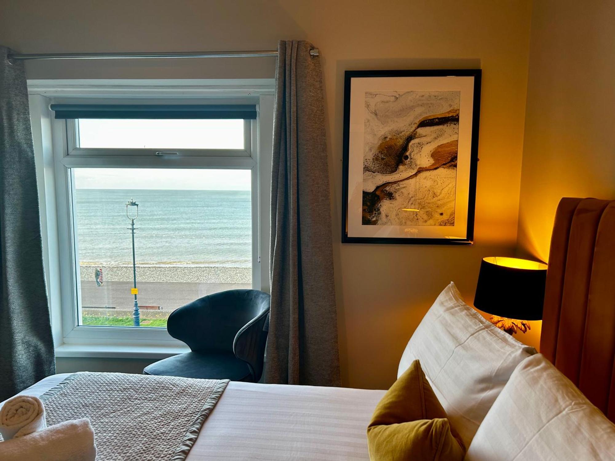 Hotel No5, Beachfront With Free Private Car Park Лландидно Экстерьер фото